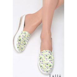Zielone Klapki Flesh. Zielone klapki Born2be, bez wzorów, z materiału, bez obcasa, na koturnie. Za 29.99 zł.