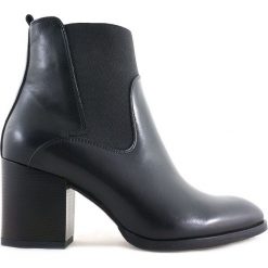 BOTKI DAMSKIE NES 695/0 CZA. Botki Nessi, bez wzorów, ze skóry, bez obcasa, bez zapięcia. Za 189.00 zł.