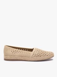 Piaskowe espadryle z perforacjami. Brązowe espadryle Ryłko, bez wzorów, z gumy, bez obcasa, na płaskiej podeszwie, bez zapięcia. Za 399.99 zł.