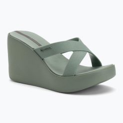 Klapki damskie Ipanema High Fashion II Slide. Zielone klapki Ipanema, bez wzorów, z materiału, bez obcasa. Za 139.99 zł.