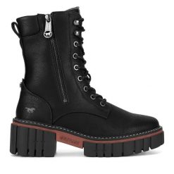 Botki Mustang. Czarne botki Mustang, bez wzorów, bez obcasa, na słupku, bez zapięcia. Za 299.99 zł.