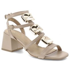 Sandały damskie Karino, cholewka ze skóry naturalnej licowej z przodu duże metalowe ozdoby odkryty przód, beżowe, 5881/001-P. Brązowe sandały Karino, bez wzorów, ze skóry, bez obcasa, na obcasie, bez zapięcia. Za 609.00 zł.