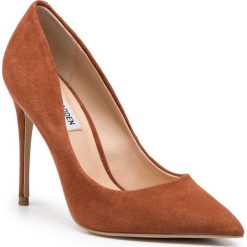 Szpilki STEVE MADDEN - Daisie SM11000019-03002-839 Chestnut Suede. Brązowe szpilki Steve Madden, bez wzorów, ze skóry ekologicznej, bez obcasa, na obcasie, bez zapięcia. W wyprzedaży za 269.00 zł.