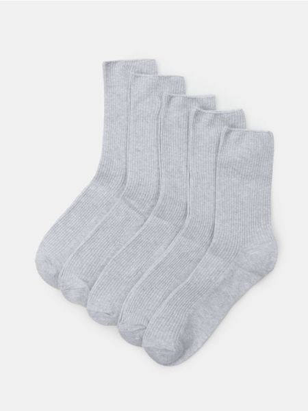 Prążkowane skarpetki 5 pack - szary. Szare skarpety Sinsay, bez wzorów, prążkowane. Za 17.99 zł.
