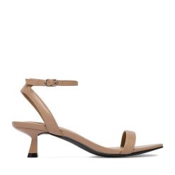 Sandały JENNY. Brązowe sandały Jenny, bez wzorów, bez obcasa, na szpilce, bez zapięcia. Za 119.99 zł.