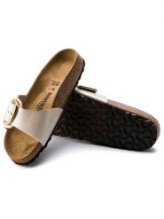 Birkenstock Klapki "Madrid" w kolorze kremowym rozmiar: 40. Brązowe klapki Birkenstock, bez wzorów, z otwartym noskiem, bez obcasa. Za 379.95 zł.