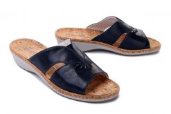SUAVE 700354-05 ultramarine, klapki damskie. Niebieskie klapki Suave, bez wzorów, bez obcasa, na koturnie. Za 147.45 zł.