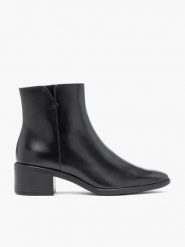 Czarne skórzane botki. Czarne botki Ryłko, bez wzorów, z materiału, bez obcasa, na obcasie, bez zapięcia. Za 449.99 zł.
