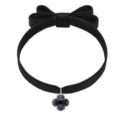 Bransoletka z posrebrzaną koniczyną z czarnym brokatowym kryształem na podwójnej czarnej wstążce. Czarne bransoletki Lilou, posrebrzane. Za 128.00 zł.