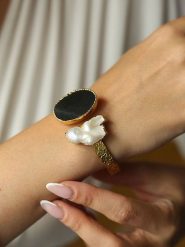 L'Atelier de Gaia Pozłacana bransoletka z elementami ozdobnymi rozmiar: onesize. Białe bransoletki L'Atelier de Gaia, z onyksem, pozłacane. Za 82.99 zł.