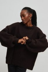 Sweter oversize z bufiastym rękawem INTENSE BROWN - RIVERO. Brązowe swetry Marsala, na lato, bez wzorów, z wełny, bez ramiączek. Za 249.90 zł.