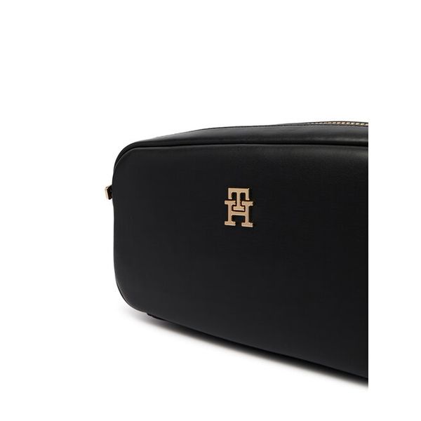Torebka Tommy Hilfiger. Czarne listonoszki TOMMY HILFIGER, bez wzorów, bez dodatków. Za 250.99 zł.