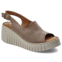 Brązowe Sandały Artiker Wygodne Obuwie Damskie. Brązowe sandały Artiker, bez wzorów, ze skóry, eleganckie, bez obcasa, na koturnie, bez zapięcia. Za 259.00 zł.