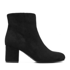 Botki JENNY. Czarne botki Jenny, bez wzorów, bez obcasa, na słupku, bez zapięcia. Za 139.99 zł.