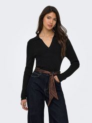 ONLY Koszulka w kolorze czarnym rozmiar: M. Czarne bluzki Only, m, bez wzorów, bez kołnierzyka, bez ramiączek. Za 109.95 zł.