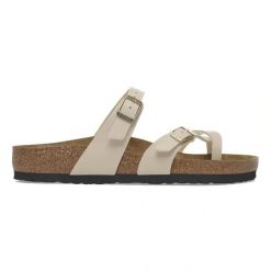 Birkenstock Mayari BF Japonki damskie. Białe klapki Birkenstock, bez wzorów, z nubiku, bez obcasa. Za 349.99 zł.