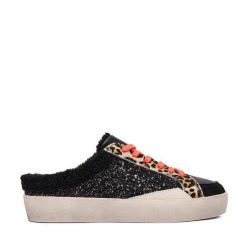 Klapki Eva Minge. Czarne klapki Eva Minge, bez wzorów, bez obcasa. Za 379.99 zł.