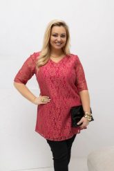 Malinowa tunika wizytowa Larise z eleganckiej koronki PLUS SIZE XXL OVERSIZE WIOSNA. Różowe tuniki Moda Size Plus Iwanek, do pracy, na wiosnę, plus size, bez wzorów, z elastanu, biznesowe, bez kołnierzyka, plus size, bez ramiączek. Za 199.90 zł.