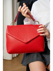 Victor & Hugo Paris Skórzana torebka "Yuna" w kolorze czerwonym - 31 x 22 x 10 cm rozmiar: onesize. Czerwone torby na ramię Victor & Hugo Paris, bez wzorów, z materiału, przez ramię, bez dodatków. Za 348.45 zł.