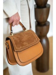 Christian Laurier Skórzana torebka "Lali" w kolorze karmelowym - 23 x 20 x 11 cm rozmiar: onesize. Brązowe torby na ramię Christian Laurier, bez wzorów, z materiału, przez ramię, bez dodatków. Za 305.45 zł.