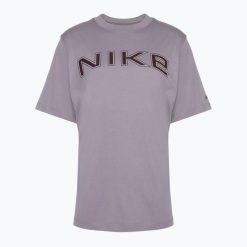 Koszulka damska Nike Sportswear Loose Graphic. Fioletowe koszulki sportowe Nike, bez wzorów, bez ramiączek. Za 159.99 zł.