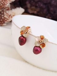 Pierres de Jade Pozłacane kolczyki-wkrętki z cyrkoniami rozmiar: onesize. Czerwone kolczyki Pierres de Jade, z cyrkonią, pozłacane. Za 104.64 zł.