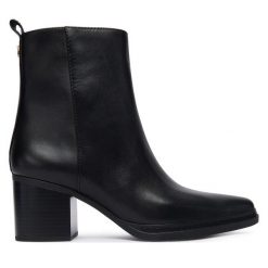 Botki MICHAEL Michael Kors. Czarne botki MICHAEL Michael Kors, bez wzorów, bez obcasa, na słupku, bez zapięcia. Za 789.99 zł.