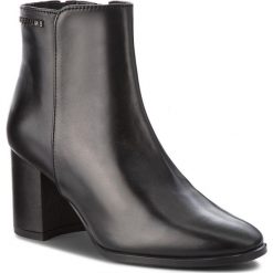 Botki SOLO FEMME - 87637-31-883/000-02-00 Czarny. Czarne botki Solo Femme, bez wzorów, ze skóry, bez obcasa, na obcasie, bez zapięcia. W wyprzedaży za 259.00 zł.