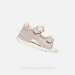 Sandały Geox Model B Sandal Macchia Gir Kolor Rose. Białe sandały Geox, bez wzorów, ze skóry, bez obcasa, bez zapięcia. Za 209.99 zł.
