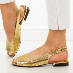 Złote skórzane sandały damskie na obcasie Jezzi 25115-4. Żółte sandały Jezzi, bez wzorów, ze skóry, eleganckie, bez obcasa, na obcasie, bez zapięcia. Za 179.00 zł.