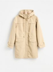 Długa parka z kapturem - beżowy. Brązowe parki Reserved, l, z tkaniny, z kapturem. Za 179.99 zł.