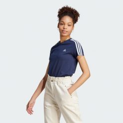 Essentials Slim 3-Stripes Tee. Białe koszulki sportowe Adidas, bez wzorów, bez ramiączek, na jogę i pilates. Za 103.00 zł.