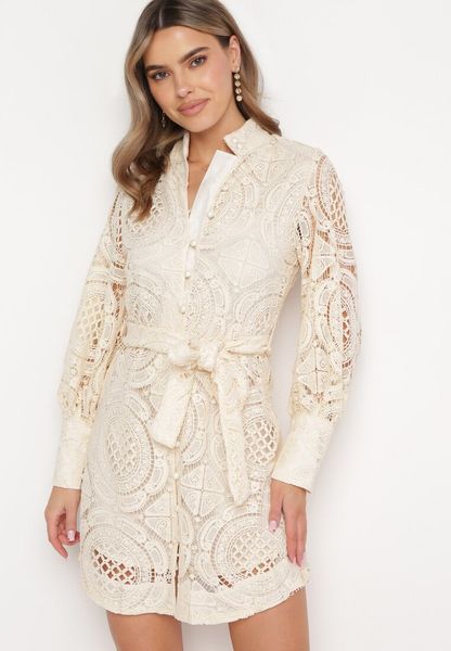 Jasnobeżowa Koronkowa ze Stójką i Szerokimi Mankietami Rojas. Brązowe sukienki Born2be, na lato, m, bez wzorów, z koronki, wizytowe, bez kołnierzyka, bez ramiączek, koszulowe. Za 219.99 zł.