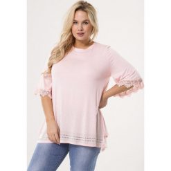Różowa Bluzka Humid. Czerwone bluzki Born2be, xl, w ażurowe wzory, z koronki, bez kołnierzyka, bez ramiączek. Za 39.99 zł.