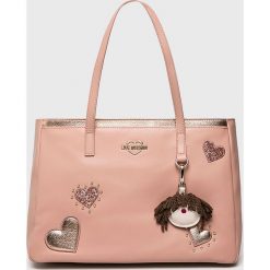 Love Moschino - Torebka. Czerwone torby na ramię Love Moschino, bez wzorów, z materiału, casualowe, na ramię, duże, bez dodatków. W wyprzedaży za 499.90 zł.
