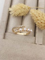 Luja Bijoux Pozłacany pierścionek z syntetycznymi perłami ozdobnymi rozmiar: onesize. Białe pierścionki Luja Bijoux, z perłą, pozłacane. Za 83.62 zł.