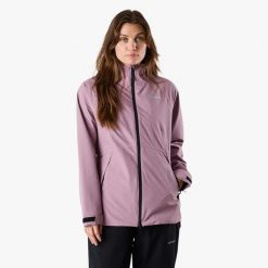 Kurtka przeciwdeszczowa damska Swedemount Orust Rain Jacket wodoodporna. Fioletowe kurtki sportowe SWEDEMOUNT, bez wzorów, bez kaptura. Za 329.99 zł.