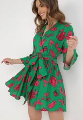 Zielona Sukienka Naesousa. Zielone sukienki Born2be, l, bez wzorów, z materiału, bez kołnierzyka, bez ramiączek, mini, kopertowe. Za 129.99 zł.