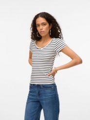 Vero Moda Koszulka "Sea" w kolorze białym rozmiar: XS. Białe bluzki Vero Moda, xs, bez wzorów, bez kołnierzyka, bez ramiączek. Za 52.79 zł.
