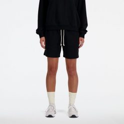 Spodenki damskie New Balance WS41508BK – czarne. Czarne szorty New Balance, bez wzorów, z bawełny, klasyczne, z podwyższonym stanem. Za 279.99 zł.