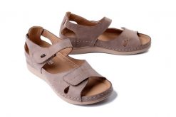 HELIOS KOMFORT 139 02 beż, sandały damskie. Brązowe sandały HELIOS KOMFORT, bez wzorów, bez obcasa, na koturnie, bez zapięcia. Za 284.90 zł.