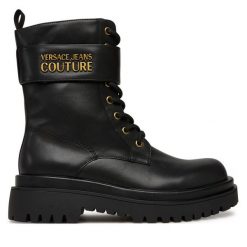 Trzewiki Versace Jeans Couture. Czarne botki Versace Jeans Couture, bez wzorów, z jeansu, bez obcasa, na płaskiej podeszwie, bez zapięcia. Za 1,109.00 zł.