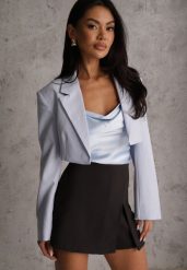 Czarne Spódnico-Spodenki High Waist z Ozdobnym Rozcięciem Sinessei. Czarne szorty Renee, bez wzorów, eleganckie, z podwyższonym stanem. Za 79.99 zł.