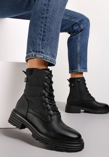 Czarne Botki w Stylu Workerów Grunge Lenikka. Czarne botki Renee, bez wzorów, bez obcasa, na płaskiej podeszwie, bez zapięcia. Za 99.99 zł.