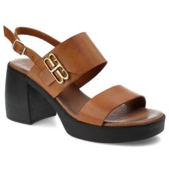 Brązowe Modne Sandały Armodo Stylowe Obuwie Damskie. Brązowe sandały Armodo, bez wzorów, eleganckie, bez obcasa, na obcasie, bez zapięcia. Za 249.00 zł.