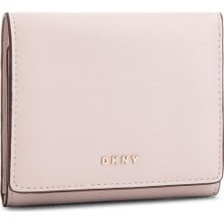 Mały Portfel Damski DKNY - Bryant Trifld Wallet R7413100 Iconic Bls 3IB. Czerwone portfele DKNY, bez wzorów, ze skóry. W wyprzedaży za 279.00 zł.