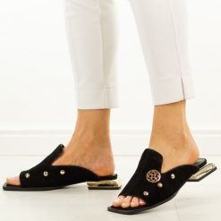 Czarne skórzane klapki damskie DiA 3061. Czarne klapki DiA, bez wzorów, ze skóry, bez obcasa, na obcasie. Za 379.00 zł.