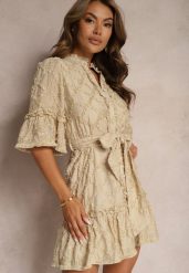 Beżowa Sukienka o Kroju Koszulowym Wiązana w Pasie Paskiem w Talii z Falbanami Xalifea. Brązowe sukienki Renee, l, bez wzorów, eleganckie, bez kołnierzyka, bez ramiączek, mini, kopertowe. Za 199.99 zł.