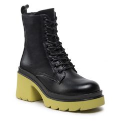 Botki DeeZee. Czarne botki DeeZee, bez wzorów, bez obcasa, na słupku, bez zapięcia. Za 239.99 zł.
