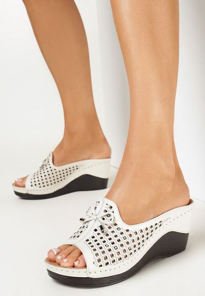 Beżowe Klapki na Niewysokim Koturnie z Szerokim Ażurowym Paskiem Hotali. Brązowe klapki Born2be, w ażurowe wzory, bez obcasa, na koturnie. Za 139.99 zł.